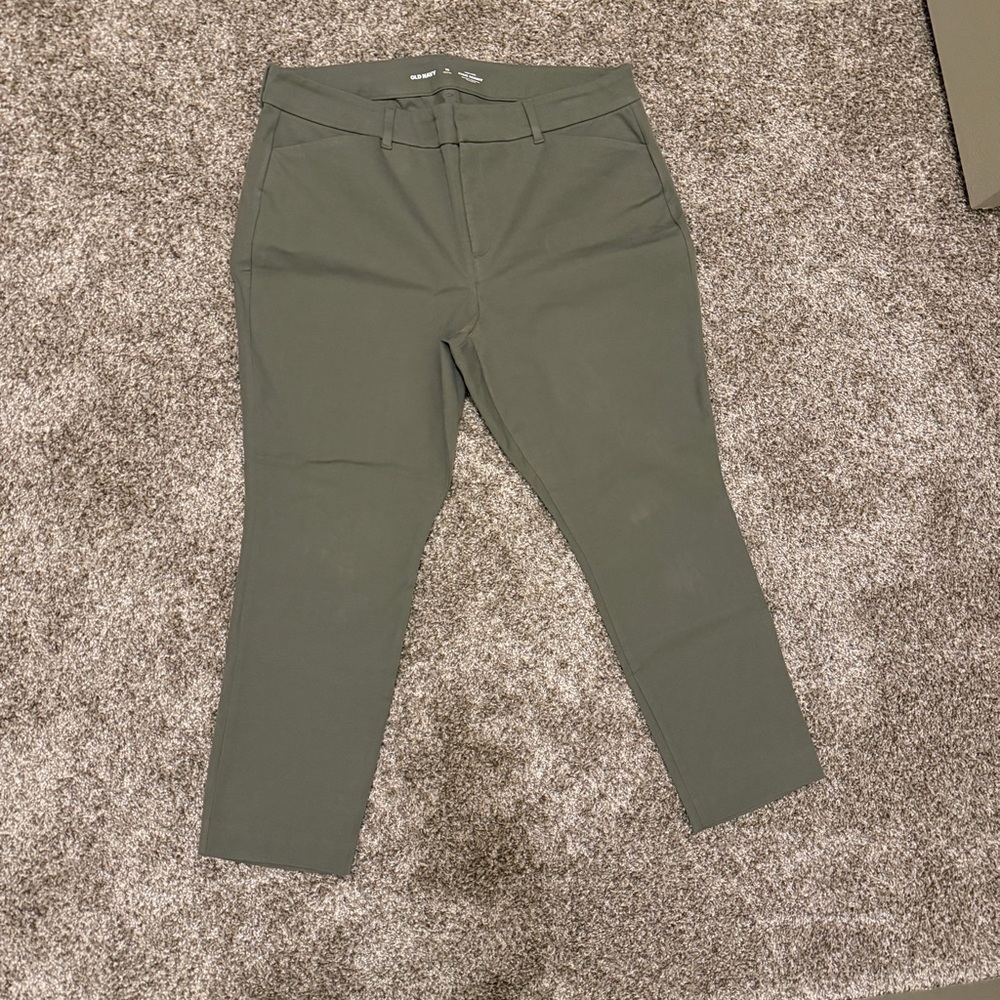 Old Navy Women’s High-Rise Pixie Skinny Pant
